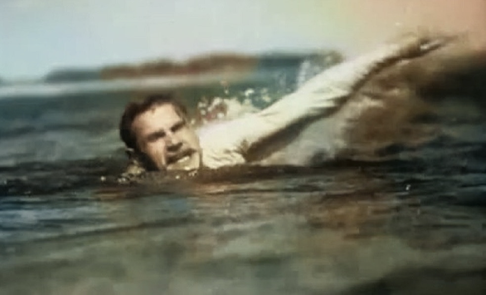 Чапаев переплывает урал. Чапаев смерть река. Чапай плывет. Я как чапаев на реке урал. Памятник чапаеву нижний новгород.