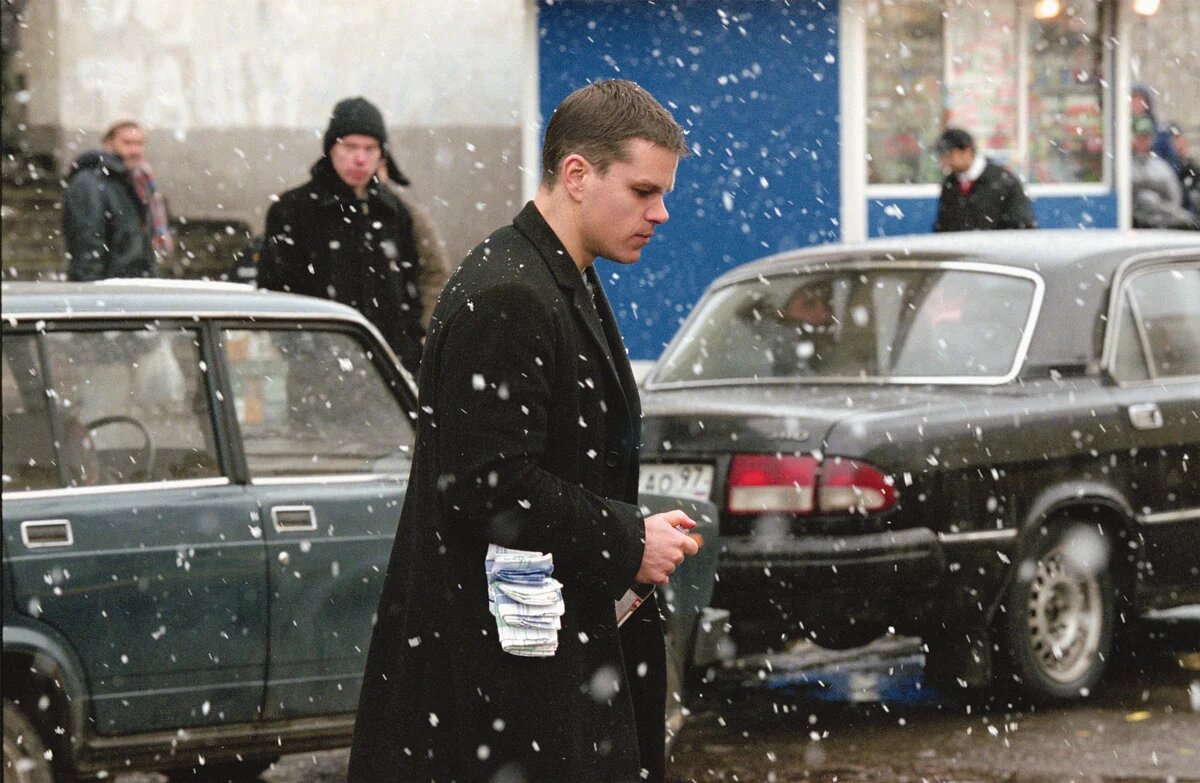 Дэймон грустит в России / кадр из фильма "Превосходство Борна" (The Bourne Supremacy, 2004) / источник kinopoisk.ru