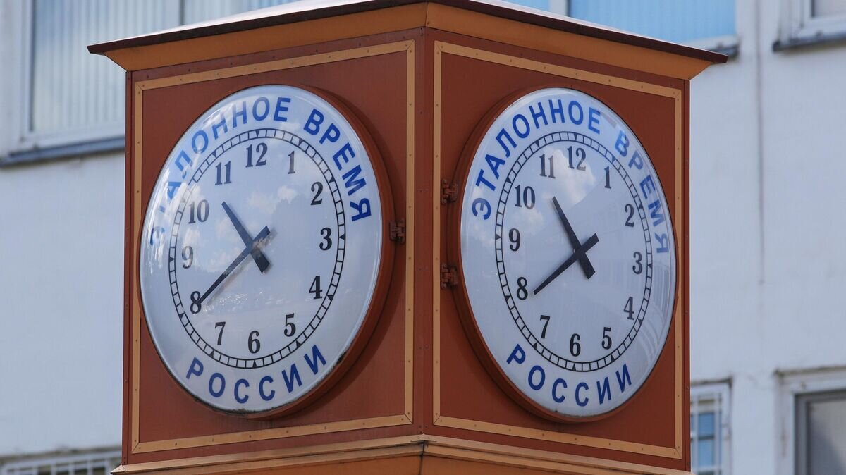    Часы у предприятия Всероссийского научно-исследовательского института физико-технических и радиотехнических измерений (ВНИИФТРИ) © РИА Новости / Антон Денисов