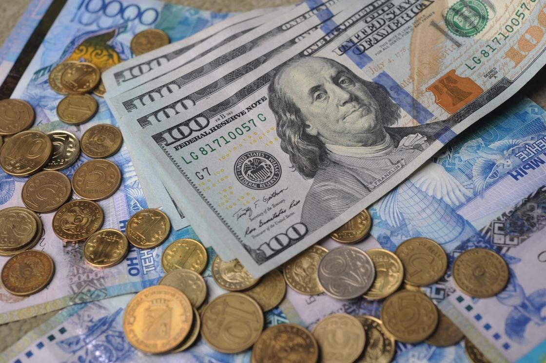    Банкноты и монеты лежат на столе:NUR.KZ / Владимир Третьяков