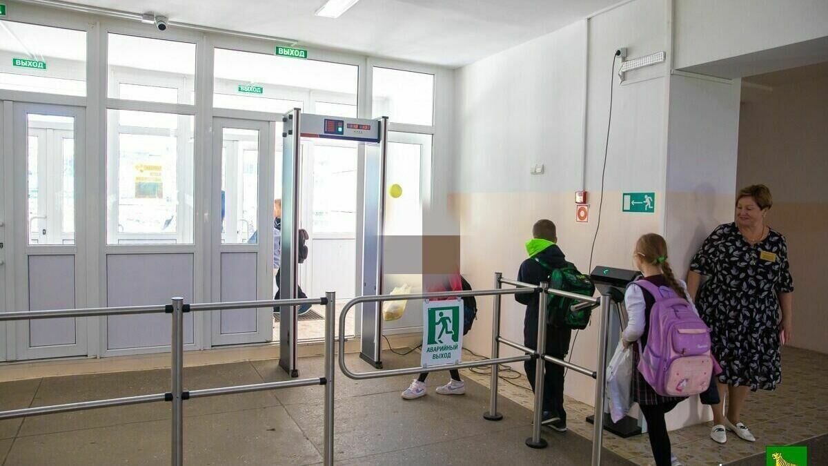     Администрации школ Владивостока усилили охрану на фоне трагедии в Ижевске. Важной частью системы безопасности стали новые пропускные пункты на входах.