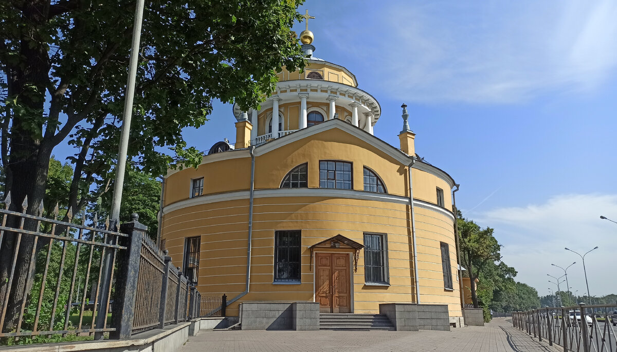 Благовещенская церковь со стороны Приморского проспекта