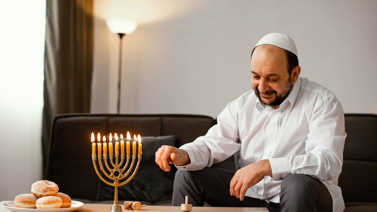 Также Йом-Кипур называют «днем очищения» и «днем всепрощения». Фото: freepik.com