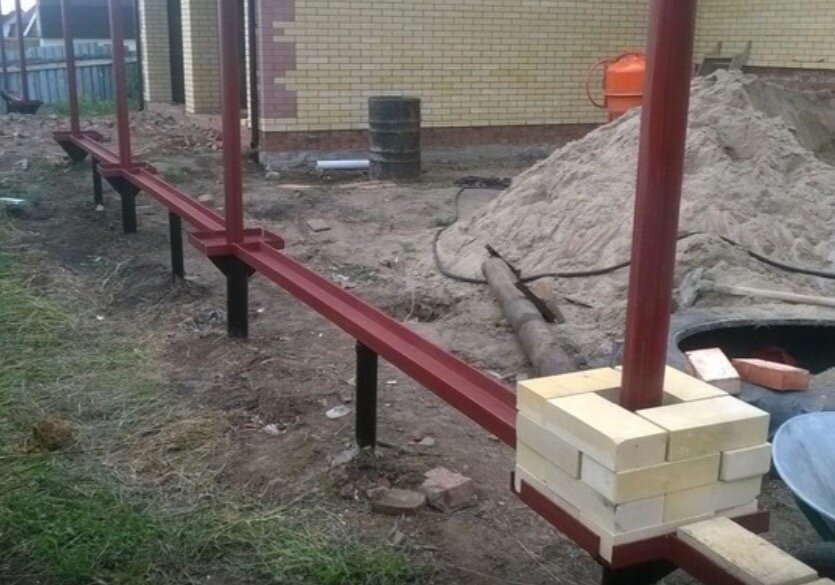 Бетонные. Это самый оптимальный вариант, так как решается два вопроса: долговечность и низкая стоимость. Но есть одна хитрость — бетон должен быть с гидрофобными добавками, которые бы полностью исключали бы проникновение в «тело» столбика влаги. Такие изделия практически вечны.