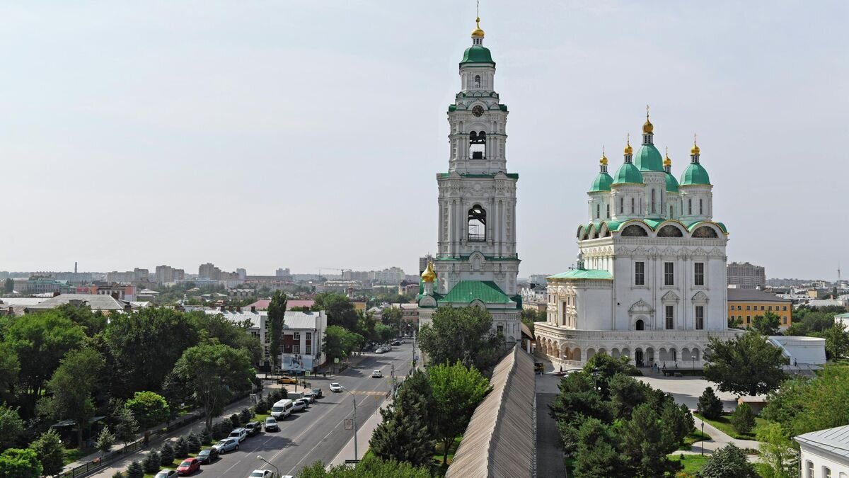    Вид на Кафедральный собор Успения Пресвятой Богородицы и Пречистенскую колокольню историко-архитектурного комплекса "Астраханский кремль"© РИА Новости / Валерий Мельников
