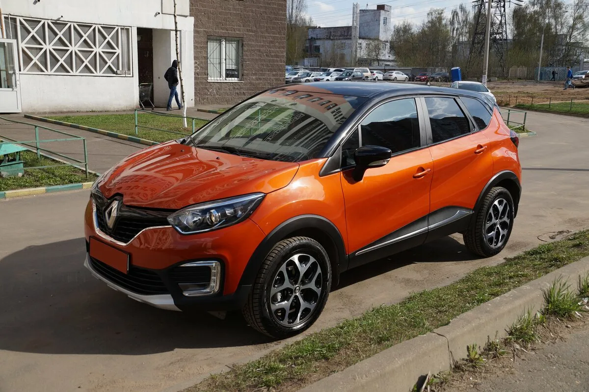 Рено каптур реальные отзывы. Рено Каптур оранжевый. Renault Captur 2017. Джип Рено Каптур. Рено Каптур 2017 оранжевый.