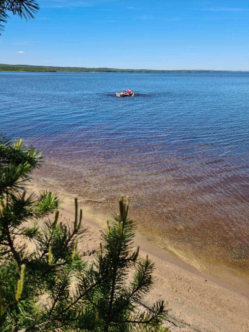 Южная сторона озера песчаная с пологим входом в воду, а северная скалистая, но тоже очень красивая...