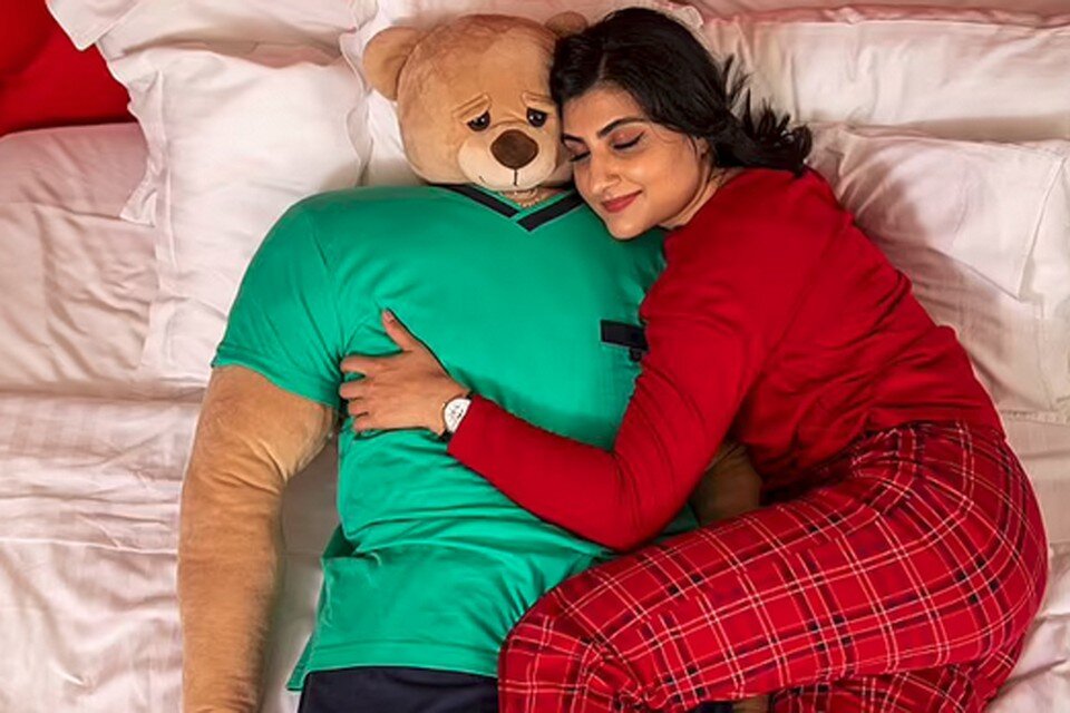     Игрушка сделана таким образом, что ее можно одевать, используя мужскую одежду, и даже можно усадить с собой за стол