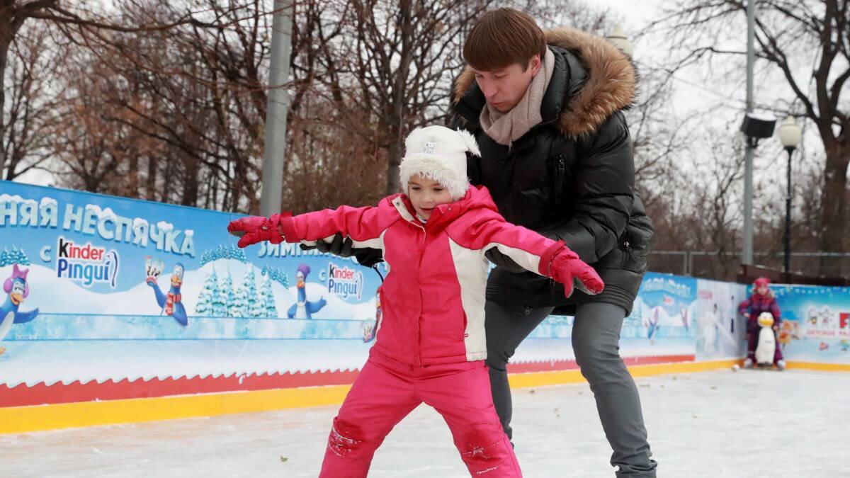    Фигурист Алексей Ягудин обучает детей фигурному катанию в Парке Горького / Фото: Сергей Фадеичев / ТАСС