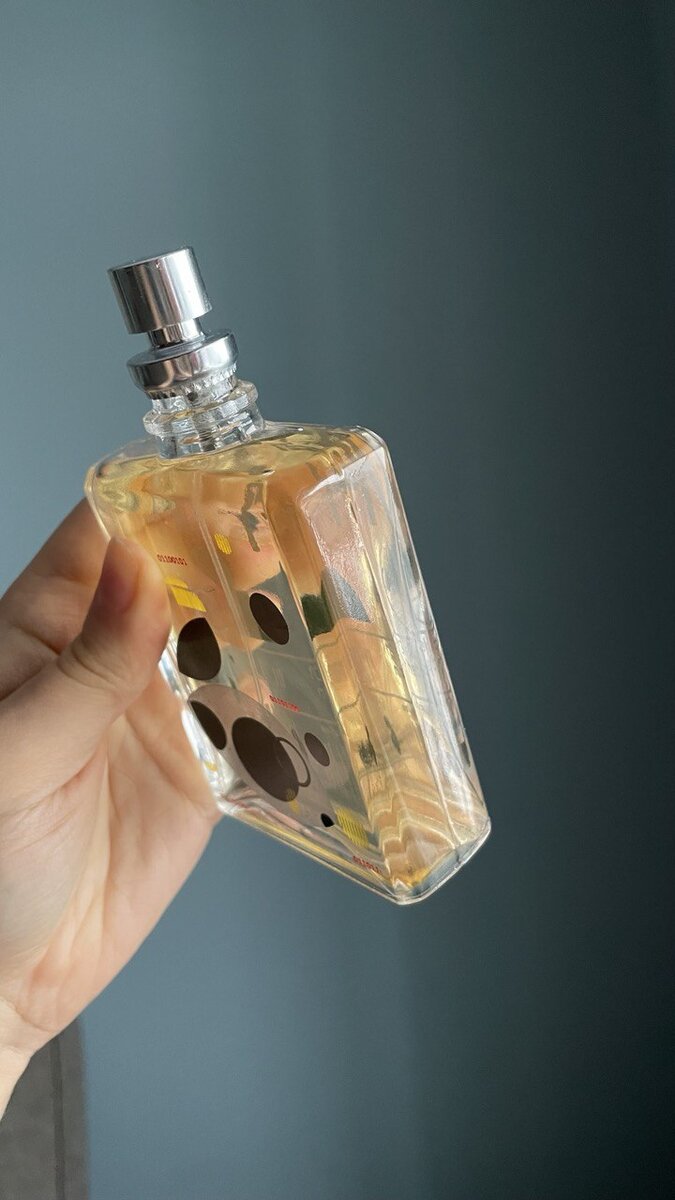 Второй - ярко виден шов на флаконе