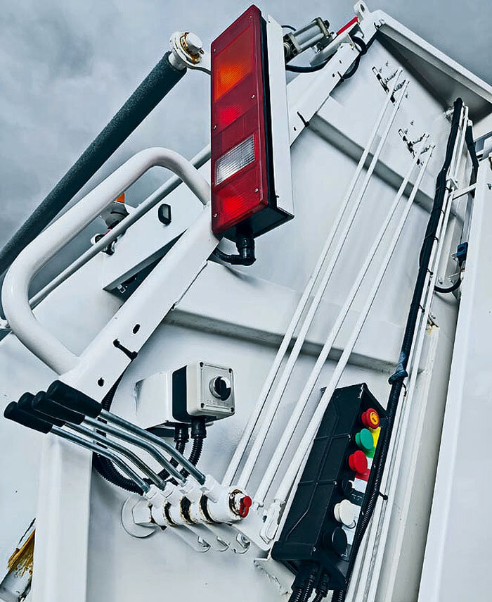 По правому борту – ​органы управления машиной при загрузке ТКО