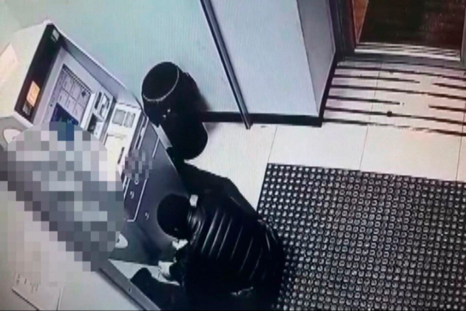     Злоумышленник усердно пытался вскрыть банкомат  УМВД России по ЕАО