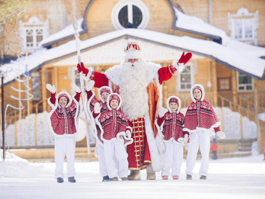 А знаете ли вы, каким должен быть настоящий, традиционный костюм русского Деда Мороза?   Каждый элемент его наряда - даже варежки и посох, связаны с древними славянскими традициями.