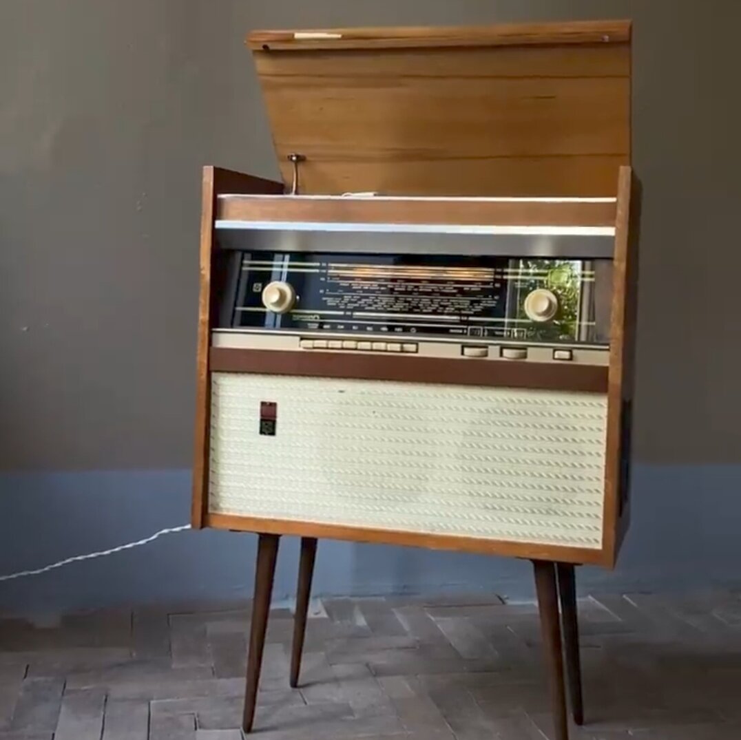 Первая отреставрированная радиола сразу же привлекала внимание ценителей винтажной аппаратуры