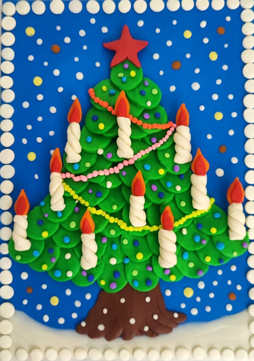 Готовый вариант аппликации из пластилина " Новогодняя ёлочка со 🕯️ свечами".