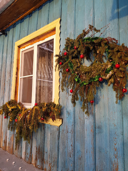 Окно нашей спальни в 2017 году. Дом еще без ремонта. такой, каким мы его купили. А мне и тогда он казался очень симпатичным!