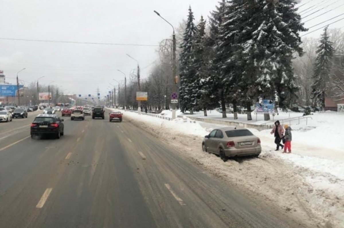    Неубранный снег занимает почти целую полосу на тверских дорогах