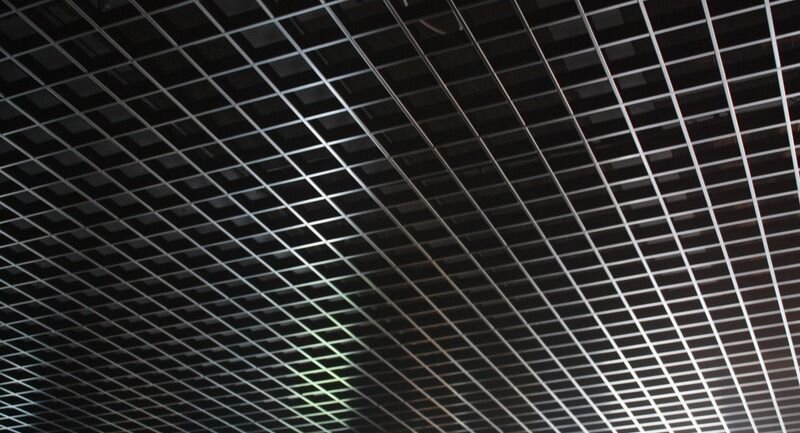 Через них всегда видно бетон, трубы, провода и прочий инженерный ливер здания. И кисточкой там не намахешься.