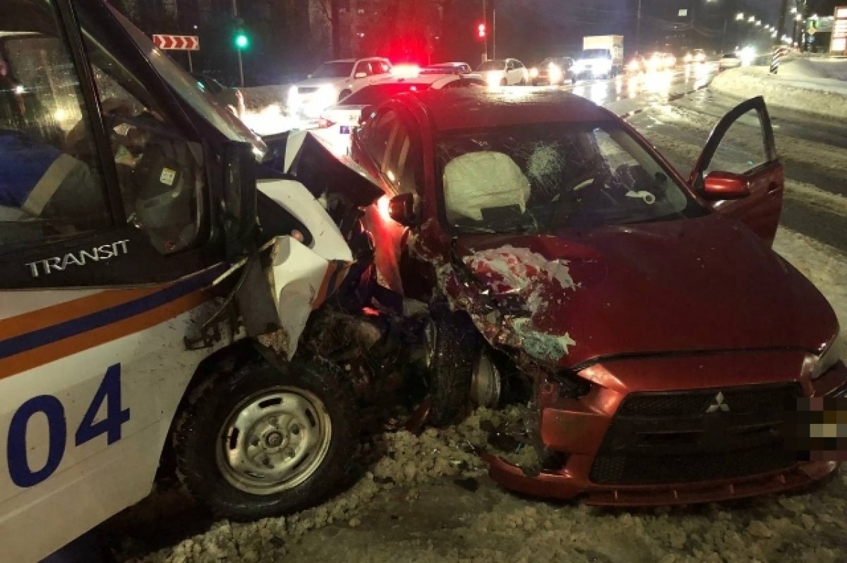    В Твери иномарка столкнулась с автомобилем экстренных служб