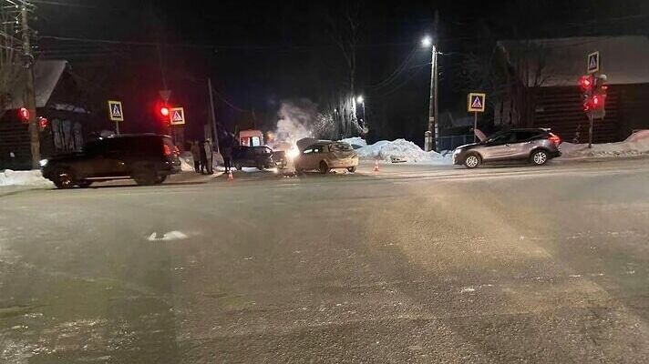     Вечером 21 декабря в Ижевске произошло ДТП на регулируемом перекрестке улиц Областная – Кирпичная, есть пострадавшие.