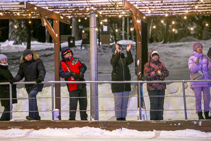 Бассейн в заельцовском парке. Каток в парке первого президента. Открытый каток за ледовым дворцом. Каток у парка первого президента. Каток в Петровском парке