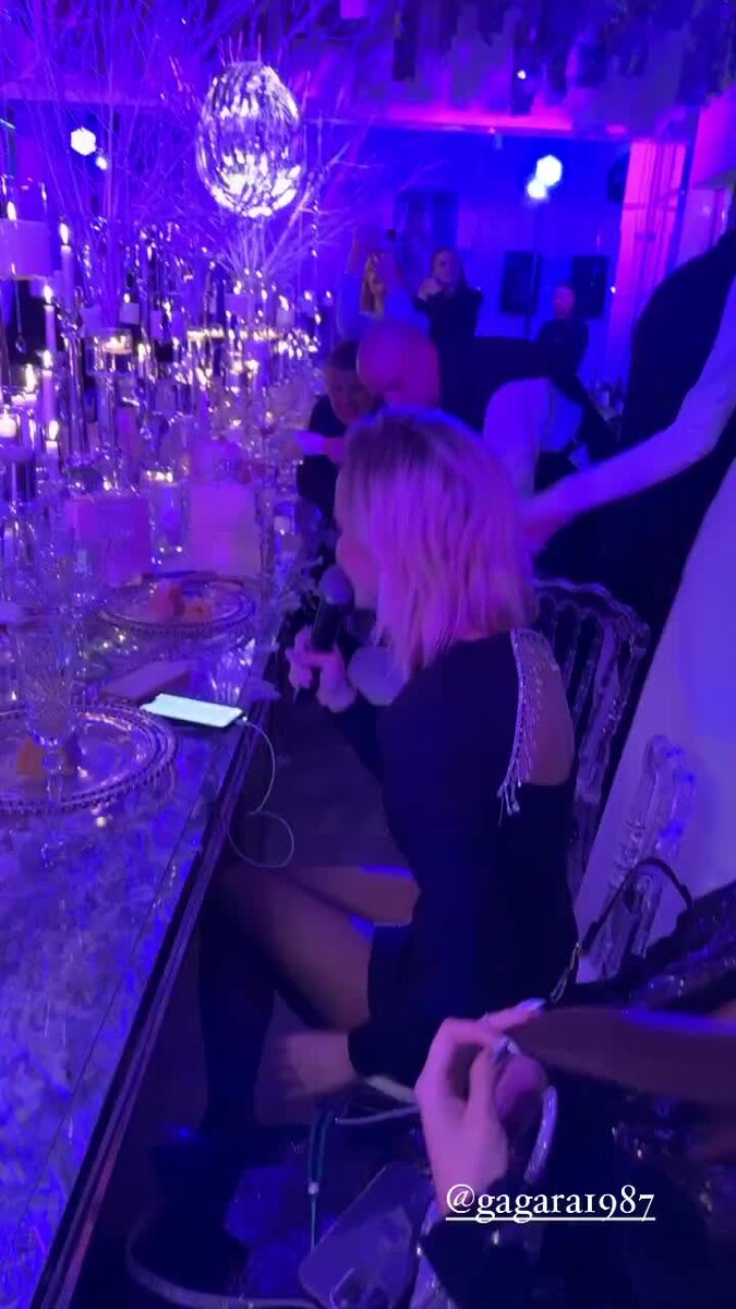    Полина Гагарина исполняет хит «ВИА Гры» Видео: Инстаграм (запрещен в РФ) Ольги Орловой