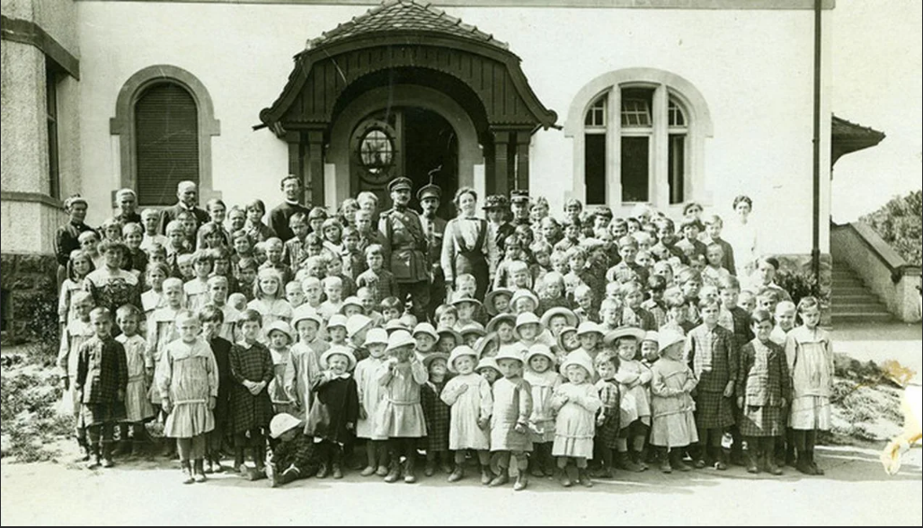 большое количество детей у одной женщины. многодетная семья. большое количество детей у одной женщины.