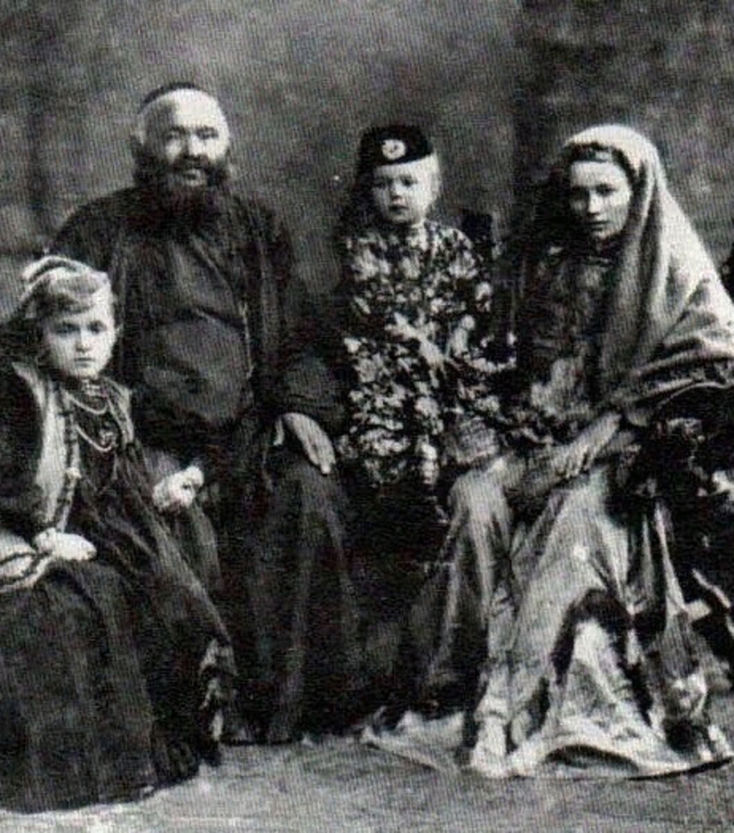 Хафиз Хабибуллин (второй слева) с женой Салимой (крайняя справа), дочерьми Рокиёй (крайняя слева) и Разиёй (вторая справа)