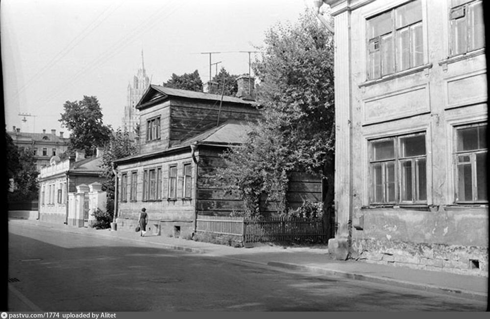 Старая москва готье дюфайе. Путевой дворец на старой басманной улице. Старые московские домики. Русаковская улица 19. Старые дома на улице московской.