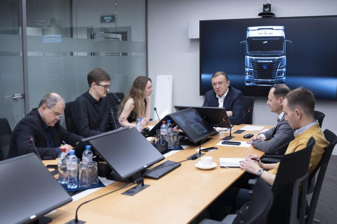 ​Когогин сообщил, что с января по ноябрь предприятие выпустило 39,8 тыс. автомобилей. Фото: vestikamaza.ru 