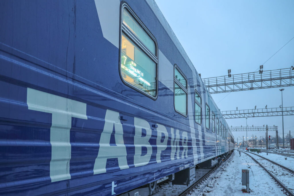 Как выглядит поезд таврия внутри Крымские поезда получили новую ливрею. Вот как она выглядит 1520. Все о ж/д Дзен