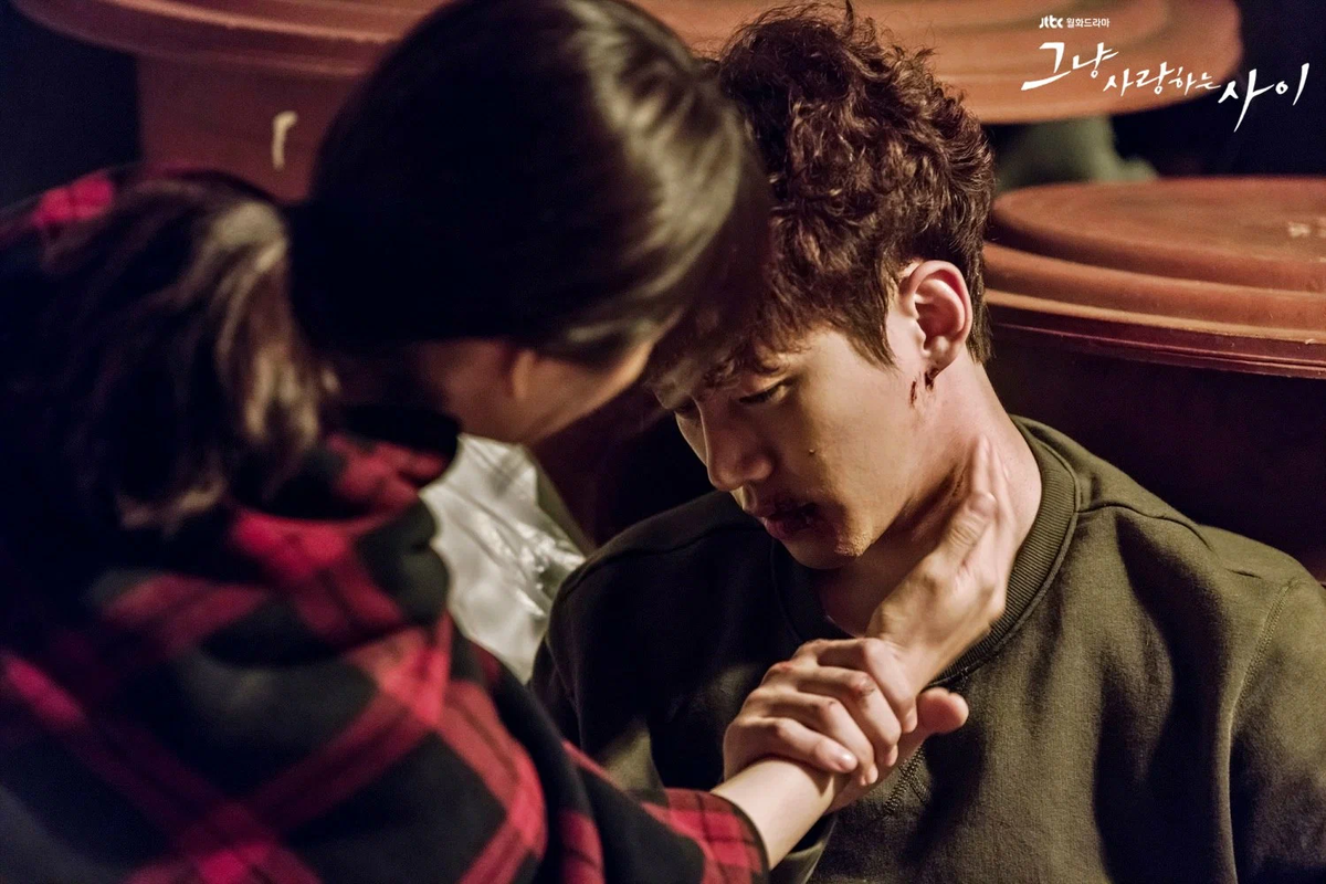 Ли джун хо только между влюбленными. Только между влюблёнными сериал. Дорама только между влюбленными поцелуй. Только между влюбленными дорама (2017). Ли чун хо дорамы.