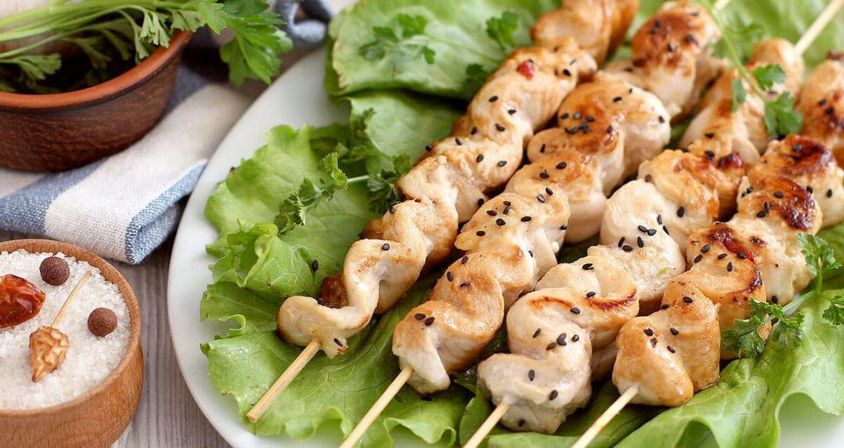 Куриный шашлык в духовке на шпажках. Шашлычки на шпажках в духовке из курицы. Шашлычки на шпажках в духовке. Сочные куриные шашлычки в духовке на шпажках. Шашлычки из куриной грудки на шпажках в духовке.