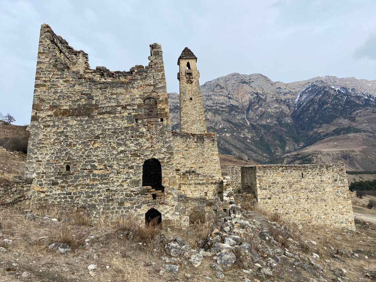 Сохранившаяся боевая башня в окружении руин жилых построек | Личное фото