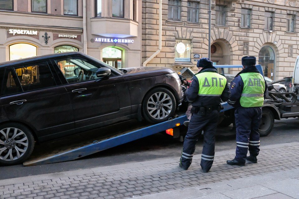     Тарифы на эвакуацию машин в Петербурге вырастут на 8,2% с 1 января Артем КИЛЬКИН