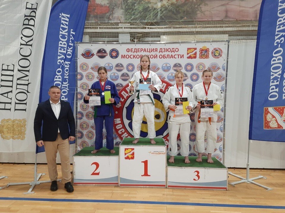     Дарья Денисова (в центре). Фото из телеграм-канала Спорт48.