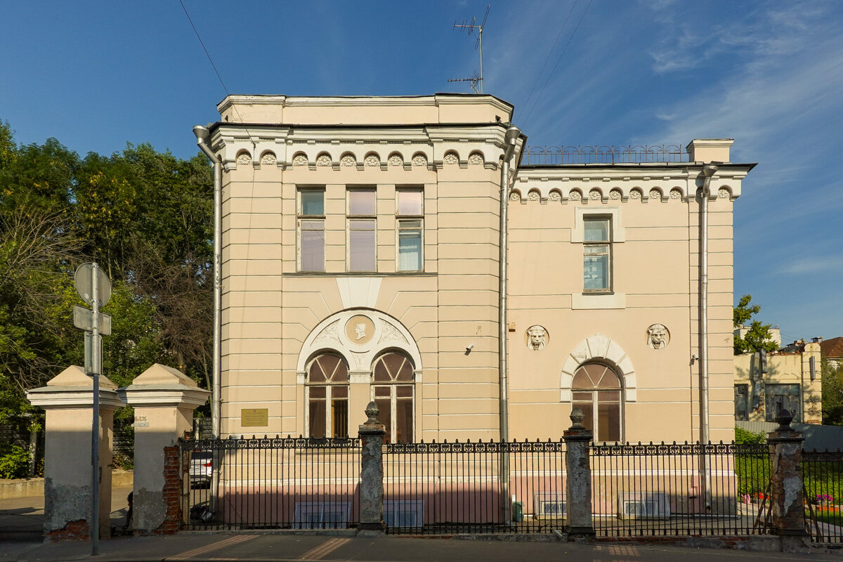 Пешеходная прогулка по Москве. Готический замок, самый спорный храм,  малоизвестный памятник царю и многое другое | Самый главный путешественник  | Дзен