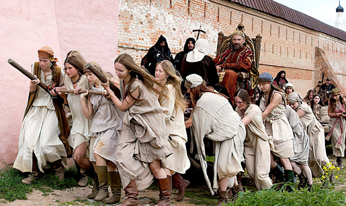 Как считают скокловские историки, традиция пускать на Руси агитпоезда была заложена еще самим Иваном Грозным. "Царь же Иоанн Васильевич повелел запрядаху в поезд свой царский всех баб на язык зловредных да отроковиц юных да болтливых, — писал летописец. — Да послал тот поезд по городам да по весям малым, что бы те бабы славили царя и мудрость его и проповедывали бы науку астрономию" 