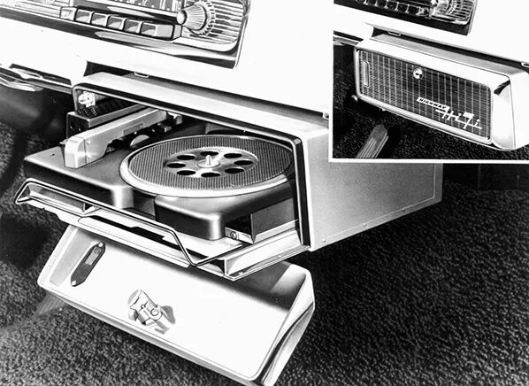    Проигрыватель Highway Hi-Fi работал с 8-дюймовыми пластинками со скоростью вращения 16 2/3 об/мин.Mac's Motor City Garage