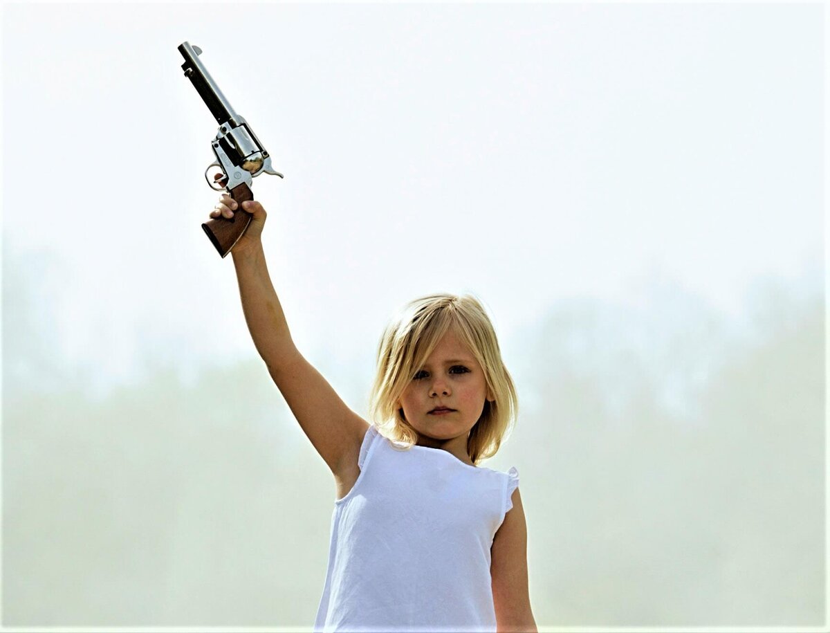 фотки девочки помни. девушка страдает. летние девочки. фотки девочки помни. фотосессия с чемоданом дети.