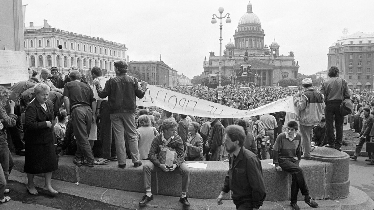 Санкт петербург 1991. Августовский путч 1991 Санкт-Петербург. ГКЧП 1991 Санкт Петербург. Путч 1991 Ленинград. Августовский путч 1991 баррикады Санкт-Петербург.