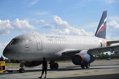    Покраска самолета Sukhoi Superjet 100 («Сухой – Суперджет») в ливрею авиакомпании "Аэрофлот" ©Максим Блинов РИА Новости