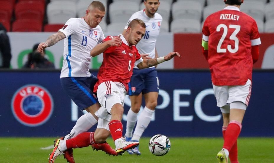    Дмитрий Баринов цепляется за мяч. Фото: Reuters