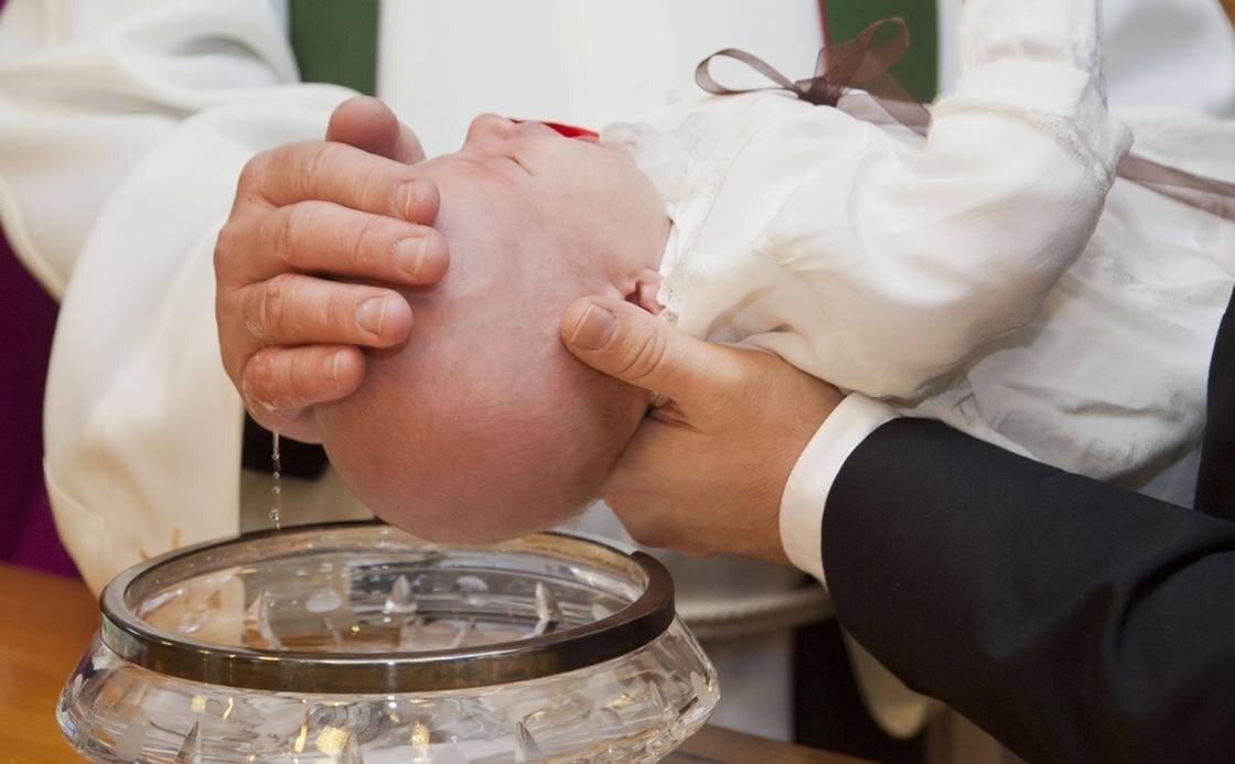    Обряд крещения младенца:Pxhere