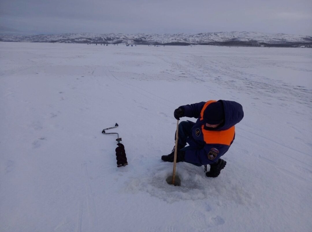 Замеры льда сотрудником МЧС