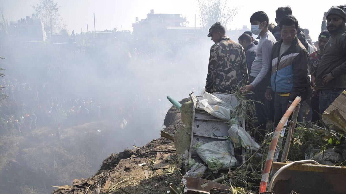    На месте крушения самолета в Непале© AP Photo / Krishna Mani Baral