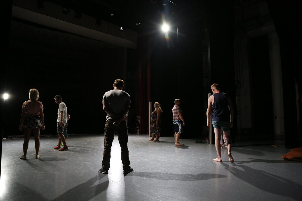 Участники проекта "Хочу в спектакль"  отрабатывают напряжение-расслабление. 