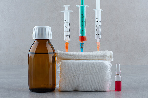 Закодированному человеку дают понюхать ватку (источник изображения: freepik.com)