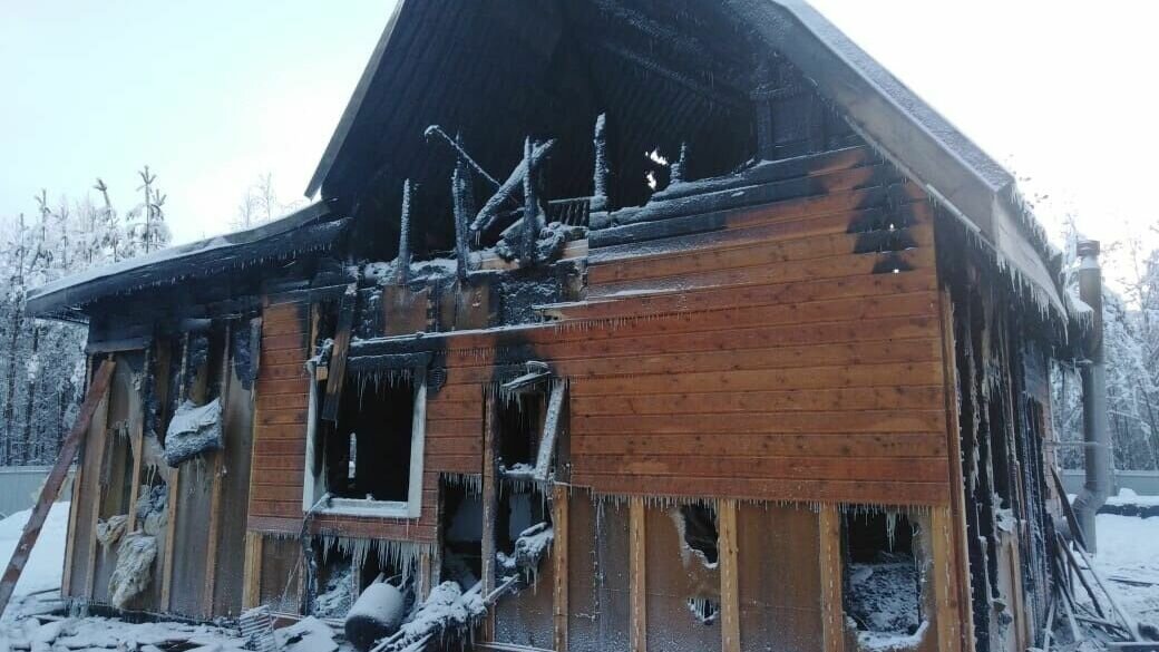     В районе Карелии из-за перепадов электричества произошел пожар в жилом доме. О ситуации рассказали в республиканском сообществе в социальной сети.