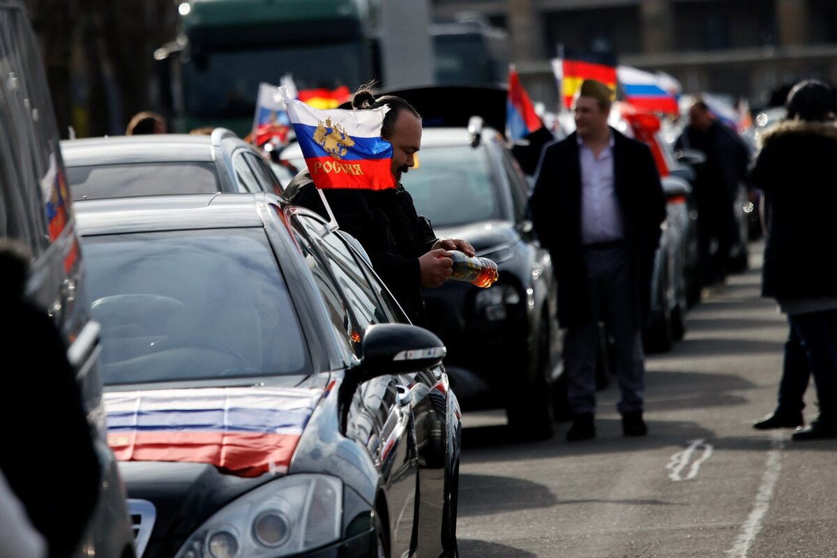 И берлин политик. Российский автопробег в Германии. Жители Германии. Автопробег в Берлине. Флаг России на машине.